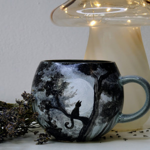Ręcznie malowany kubek z lasem i kotem. Duży jesienny kubek, Halloween