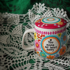 Ręcznie malowany kubek z zaparzaczem i pokrywką FOLK pink