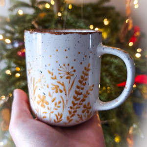 Ręcznie malowany kubek złote kwiaty