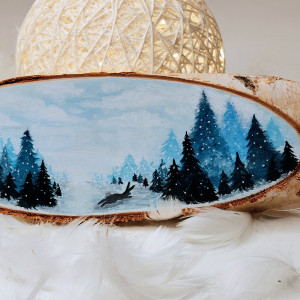 Ręcznie malowany obraz na drewnie. Zimowy krajobraz z królikiem.