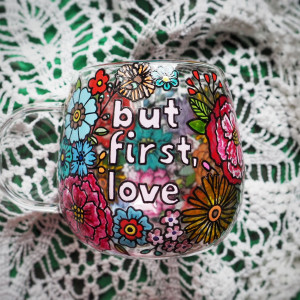 ręcznie malowany szklany kubek w kwiaty LOVE pink