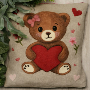  Ręcznie Robiona Poduszka Walentynkowa – Miś z Wełny 