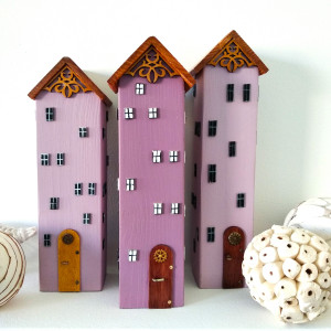 Ręcznie robione kamieniczki z drewna. Pastelowe osiedle.