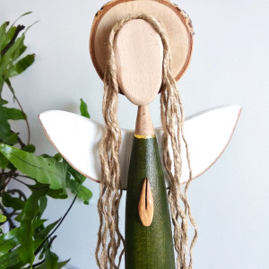 Ręcznie wykonany anioł z drewna – harmonia i natura