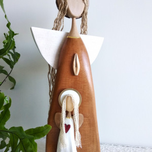 Ręcznie wykonany anioł z drewna – symbol bliskości.