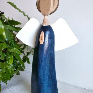 Ręcznie wykonany anioł z drewna – symbol spokoju