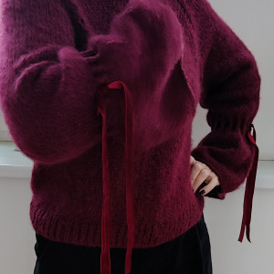 ręcznie zrobiony sweter w kolorze burgundu