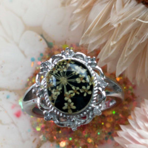 Regulowany pierścionek z kwiatem czarna marchew