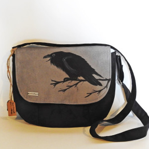 Rockowa torebka listonoszka  z  malowanym krukiem