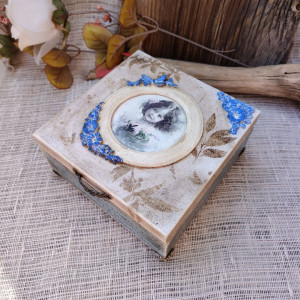 Romantyczne pudełko Vintage Girl – ręcznie zdobione decoupage