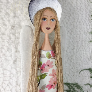 Romantyczny Anioł w kwiecistej sukience.