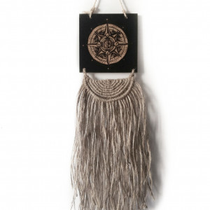 Róża wiatrów z makramową ozdobą. Na zdjęcia.