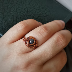 Rozmiar 11 - miedziany pierścionek z szafirem, ciemny, mistyczny