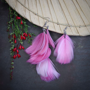 Różowe asymetryczne kolczyki z piór