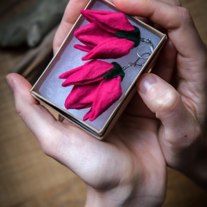 Różowe kolczyki do uszu Tulipany dla kobiety.