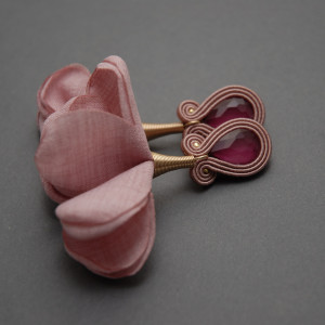 różowe kolczyki / klipsy sutasz z kwiatkiem