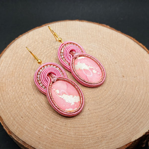 Różowe kolczyki sutasz z ozdobnym kaboszonem