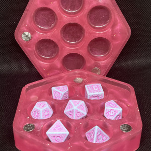 Różowe Pudełko na kostki do RPG