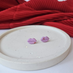 Różowe usta z kropką