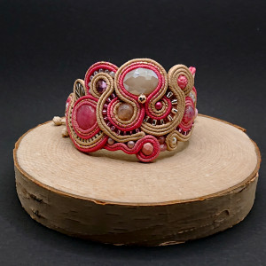 Różowo-beżowa bransoletka sutasz