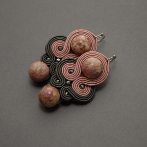 różowo-grafitowe kolczyki lub klipsy sutasz z rodonitami