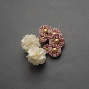 różowo-kremowe kolczyki / klipsy sutasz z kwiatkiem