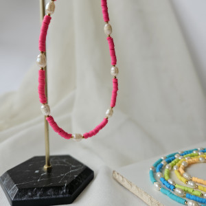 Różowy naszyjnik z perłami