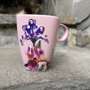 Różowy, porcelanowy kubek ręcznie malowany Irysy