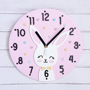 Różowy zegar na ścianę z króliczkiem