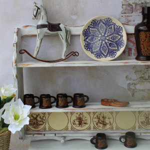 Rustykalna półka z glazurą, na kubki i talerze