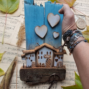 Rustykalny wieszak z białymi domkami no 1