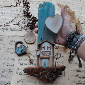 Rustykalny wieszak z domkiem I sercem no 2