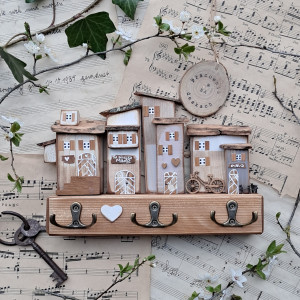 Rustykalny wieszak z jasnymi domkami no 1