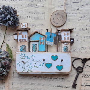 Rustykalny wieszak z niezapominajkami i praniem