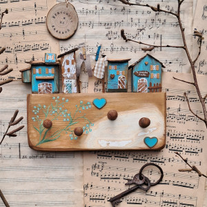 Rustykalny wieszak z niezapominajkami i praniem no1