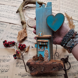 Rustykalny wieszak z turkusowym domkiem i serduszkiem no 1