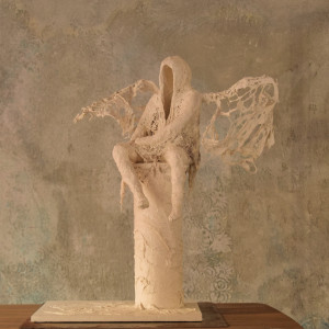 Rzeźba Ducha z anielskimi skrzydłami