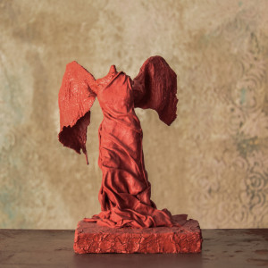 Rzeźba inspirowana Nike z Samotraki w kolorze mocnej czerwieni