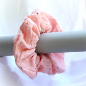 scrunchie muślinowa gumka do włosów róż