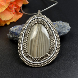 Sëlwer, wisior z krzemieniem pasiastym, haft koralikowy