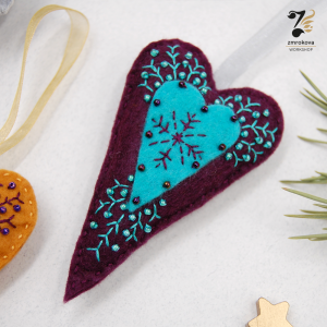 Serce bombka filcowa wyszywana fioletowo-turkusowa