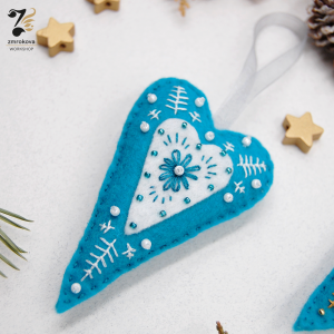 Serce bombka filcowa wyszywana niebiesko-biała