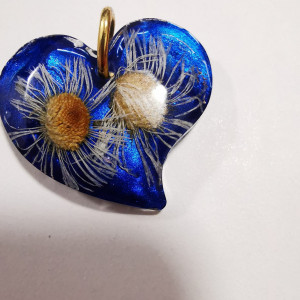 Serce wisiorek z białymi kwiatami