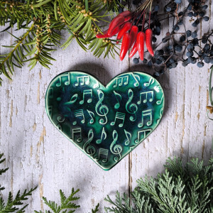 Serduszko ceramiczne z nutkami - butelkowa zieleń