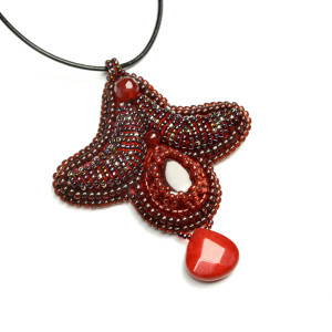 Sharadasya, wisior z jadeitem i karneolem, beading