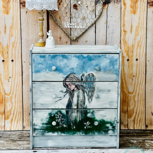 Sielska komoda z aniołem leśnym, unikatowy mebel z duszą