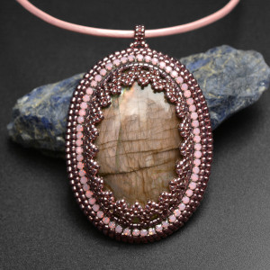 Siucairean, wisior z różowym labradorytem, haft koralikowy