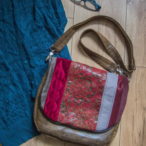 Skórzana torba z haftowaną klapą