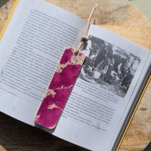 Skórzana zakładka do książki z Twoimi inicjałami! Róż, fuksja