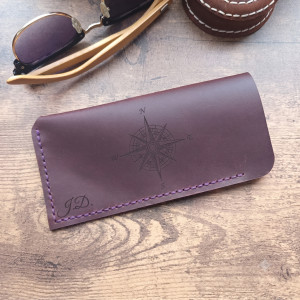 Skórzane etui na okulary z grawerem personalizowane handmade bordowe